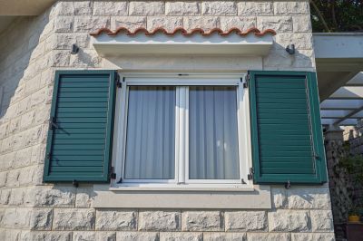 Shutter Reattachment in Kansas City, KS